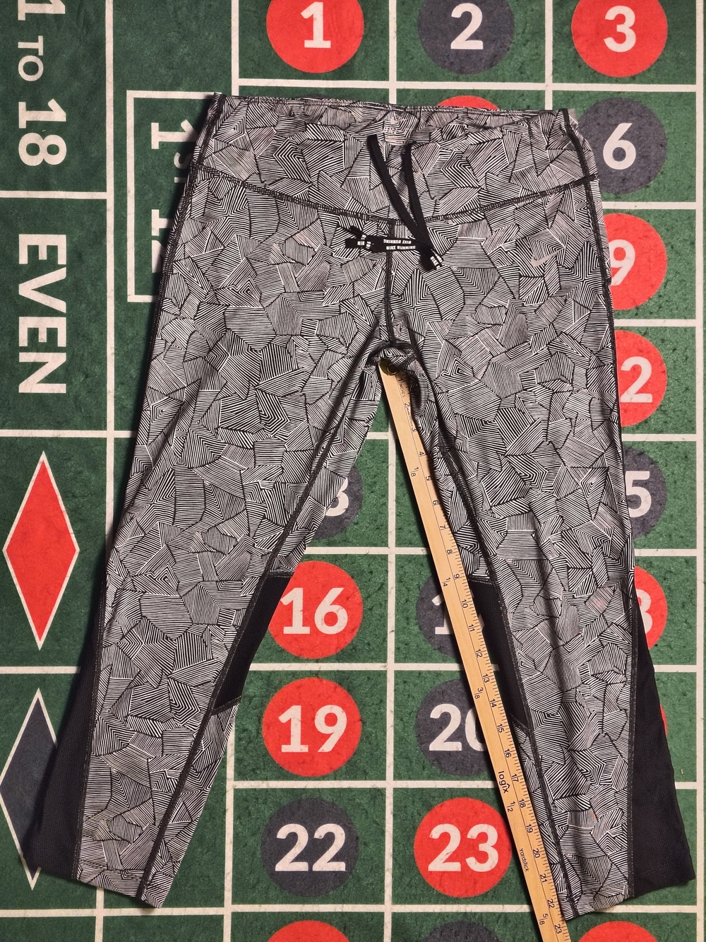 Nike Running Geometric Mesh Capri Leggings Womenâs L Black Gray - Picture 4 of 11